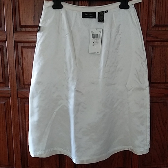 NWT Dana Buchman satin beaded skirt. Size 4. - Picture 5 of 8